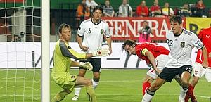La rete di Mario Gomez porta avanti 1-0 la Germania. Ap