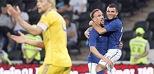 Marvin Martin (2 gol) abbracciato da Ribery (a sin). Ap