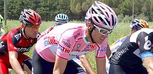 David Millar in maglia rosa al Giro d'Italia. Bettini