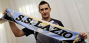 Miroslav Klose, 33 anni, al primo giorno da laziale. Fotonotizia Miroslav Klose, 33 anni, al primo giorno da laziale. Fotonotizia