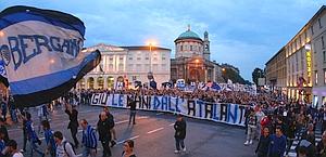 Il corteo dei tifosi dell'Atalanta. Ansa Il corteo dei tifosi dell'Atalanta. Ansa