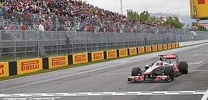 Jenson Button taglia vittorioso il traguardo di Montreal. Ansa
