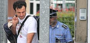 Gianfranco Parlato mentre esce dal carcere di Cremona. Ansa