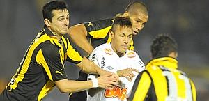 Le 'attenzioni' degli uruguaiani per Neymar... Afp