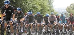 Il gruppo del Tour de France alle prese con la pioggia. Ap