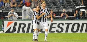 Krasic abbraccia Pasquato dopo il gol. Afp Krasic abbraccia Pasquato dopo il gol. Afp