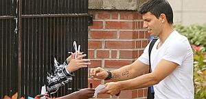 Sergio Aguero, 23 anni, firma i primi autografi da attaccante del Manchester City. Ap
