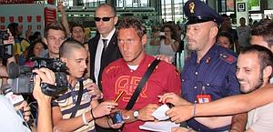 Francesco Totti, 34 anni, assediato dai tifosi. Ansa