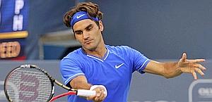 Roger Federer in azione contro Blake. Ap