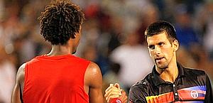 Gael Monfils si congratula con Novak Djokovic al termine del match. Afp