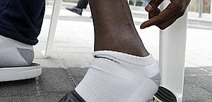 Justin Gatlin, 29 anni, mostra le ferite ai piedi. Ap