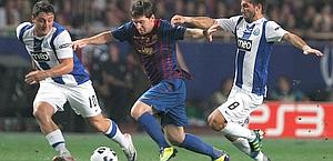 Messi fa impazzire i difensori del Porto. Ap Messi fa impazzire i difensori del Porto. Ap