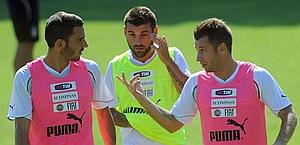 Antonio Nocerino, al centro, al lavoro in nazionale a fianco del suo nuovo compagno di  squadra Antonio Cassano.  Ansa
