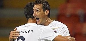 Klose festeggia l'1-0 con Hernanes. Reuters Klose festeggia l'1-0 con Hernanes. Reuters
