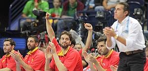I big spagnoli in panca nel finale, a fianco del c.t. Scariolo. Reuters