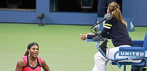 Serena Williams discute con l'arbitro di sedia. Reuters