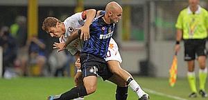 Totti e Cambiasso a contrasto. LaPresse Totti e Cambiasso a contrasto. LaPresse