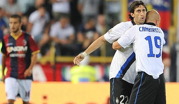 Diego Milito festeggiato da Esteban Cambiasso. Afp