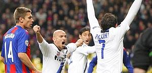 Pazzini esulta con Cambiasso dopo il 2-0. Reuters Pazzini esulta con Cambiasso dopo il 2-0. Reuters