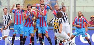Andrea Pirlo calcia una punizione contro il Catania. Ansa