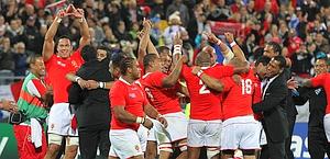 Tonga festeggia la vittoria contro la Francia a Wellington. Afp