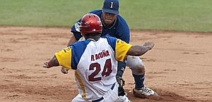 J.C. Infante elimina Acuna in seconda base. Ratti J.C. Infante elimina Acuna in seconda base. Ratti