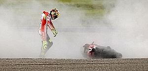 La caduta di Motegi in cui Rossi si è fratturato il mignolo. LaPresse