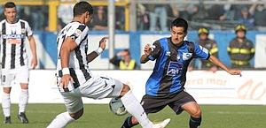 Maxi Moralez non sfugge a Mehdi Benatia. Ansa Maxi Moralez non sfugge a Mehdi Benatia. Ansa