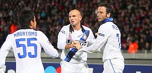 Pazzini festeggiato da Cambiasso e Nagatomo. Epa Pazzini festeggiato da Cambiasso e Nagatomo. Epa