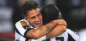 Floro Flores abbraccia Armero dopo il 2-0. Ansa Floro Flores abbraccia Armero dopo il 2-0. Ansa