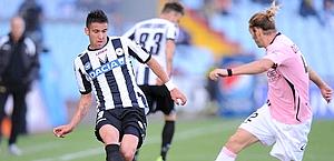 Isla e Balzaretti in contrasto. LaPresse Isla e Balzaretti in contrasto. LaPresse