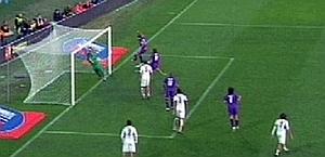 Il gol fantasma di Gamberini in Fiorentina-Genoa 1-0. SKYTV