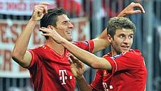 Mario Gomez, 26 anni, festeggiato da Thomas Mueller. Ansa