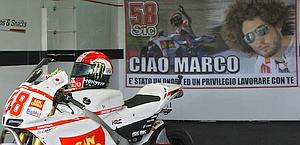 La moto e un tributo a Marco Simoncelli nel box Gresini. Ap