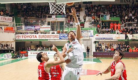 La concluisione mancina di David Andersen (Siena). Ciam/Cast