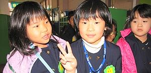 I bambini di Fukushima giocano in un parco indoor