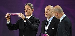 Marco Van Basten e il sorteggio dell'Italia. Reuters Marco Van Basten e il sorteggio dell'Italia. Reuters