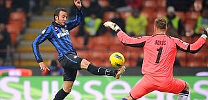 Il gol di Giampaolo Pazzini, 27 anni, alla Fiorentina. LaPresse