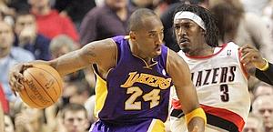 Kobe Bryant prova a superare Gerald Wallace. Ap