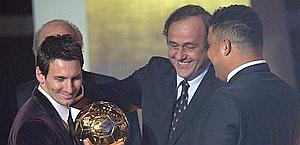 Leo Messi con Platini e Ronaldo. Ansa Leo Messi con Platini e Ronaldo. Ansa