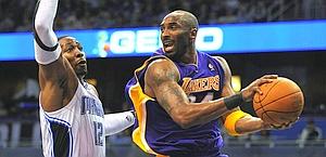 Dwight Howard e i Magic fermano Kobe Bryant e i Lakers. Epa