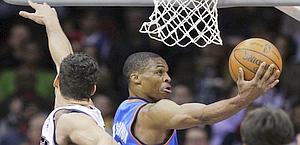 Russell Westbrook sotto canestro contrasta Kris Humphries. Ap