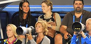 La Clijsters, tra i fotografi, guarda il match tra Federer-Nadal: la sconfitta non le ha tolto il buonumore. Afp
