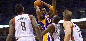 Kobe Bryant imbrigliato dalla difesa dei Bucks: Lakers k.o..Reuters