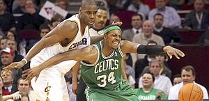 Paul Pierce, dei Celtics, contrastato da Antawn Jamison. Reuters