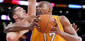 Il centero dei Lakers, Andrew Bynum contro Byron Mullens. Ap