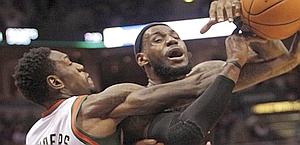LeBron James fermato con gli Heat da Larry Sanders . Reuters