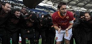 Francesco Totti prima del fischio d'inizio. Reuters