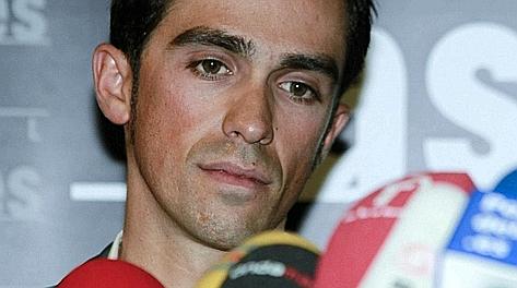 Ore 19,34: Alberto Contador sul tavolo della conferenza stampa