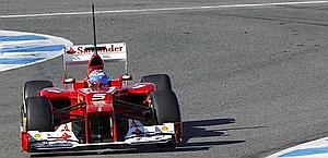 Fernanado Alonso in pista a Jerez nei test di F.1. Reuters